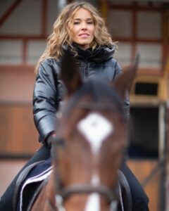 Élodie Fontan Instagram - Un dimanche … une éclaircie .. une envie de partir se balader en forêt avec lui 💖🏇🏻🥰 @attias_laurent @association.hope ps: avant de lire certains commentaires, je précise que j’ai juste retiré ma bombe pour la photo ! Je ne monte pas sans évidemment, on s’enflamme pas ! 😄
