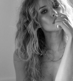 Élodie Fontan Instagram - Nouvelle photo de la si talentueuse @sandrinegomezphotography 💖🙏🏼💖 Quel bonheur de travailler avec cette photographe !