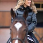 Élodie Fontan Instagram - Un dimanche … une éclaircie .. une envie de partir se balader en forêt avec lui 💖🏇🏻🥰 @attias_laurent @association.hope ps: avant de lire certains commentaires, je précise que j’ai juste retiré ma bombe pour la photo ! Je ne monte pas sans évidemment, on s’enflamme pas ! 😄