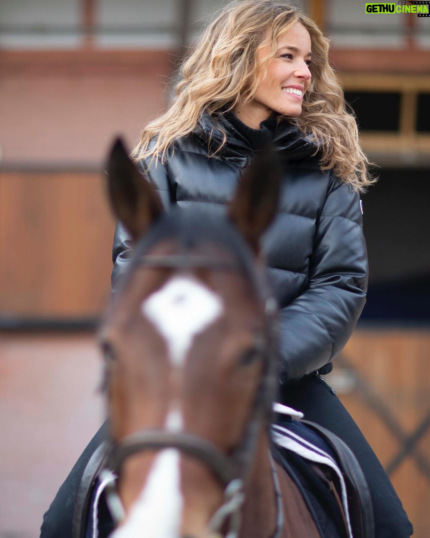 Élodie Fontan - 61.5K Likes - Un dimanche … une éclaircie .. une envie de partir se balader en forêt avec lui 💖🏇🏻🥰 @attias_laurent @association.hope ps: avant de lire certains commentaires, je précise que j’ai juste retiré ma bombe pour la photo ! Je ne monte pas sans évidemment, on s’enflamme pas ! 😄