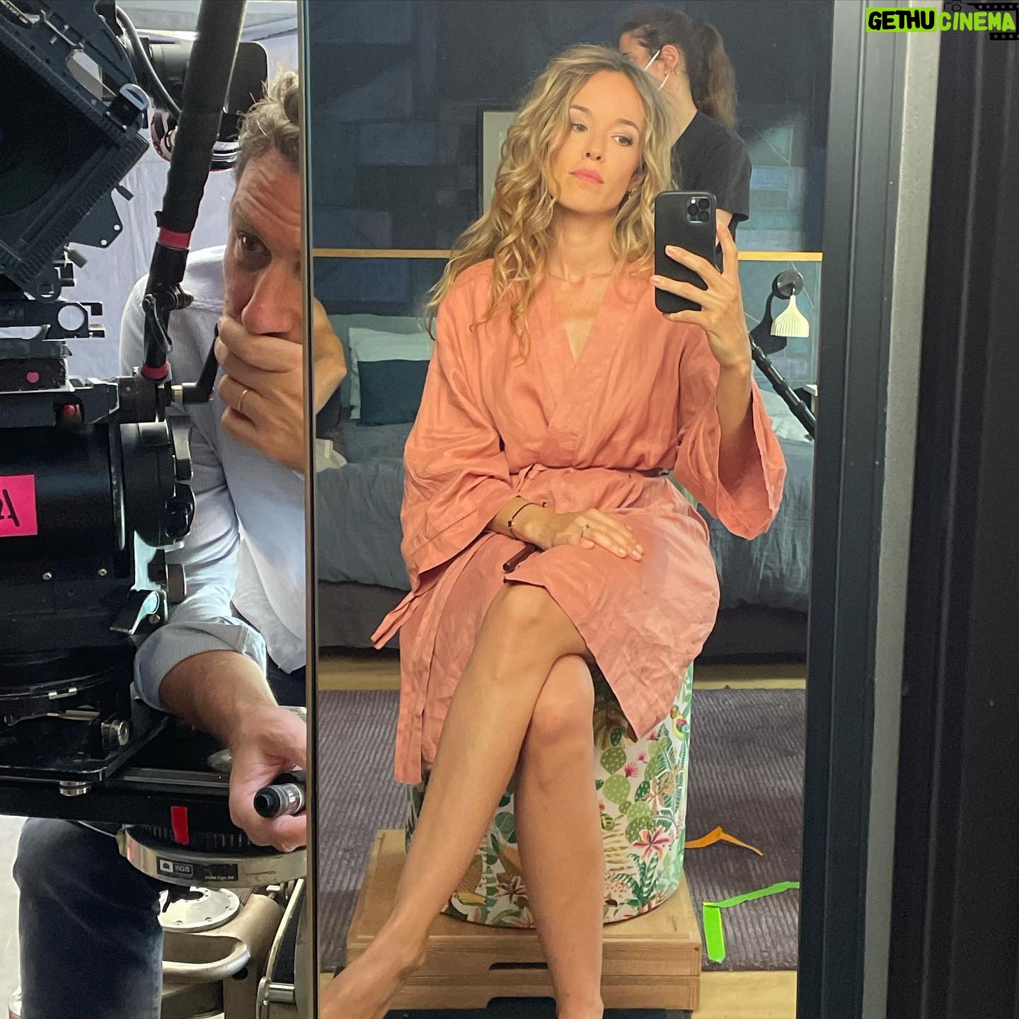 Élodie Fontan Instagram - 🎬🎥🤫 Qui dit journée détente Dit Tournage en peignoir 😎😁 #Alibi.com2