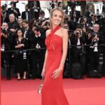 Élodie Fontan Instagram - Merci à @dessangeparis de m’avoir chouchouté pour cette montée des marches 🙏🏼💖💆🏼‍♀️ Merci à @eliesaabworld pour cette magnifique robe et à @messikajewelry pour les bijoux 🤩 Et à ma super copine @seize.12 de m’avoir accompagné 😁 #festivaldecannes #monteedesmarches #dessange #messika #eliesaab