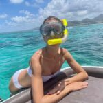 Élodie Fontan Instagram - Allez cette photo c’est cadeau ! 😂 Magique d’apercevoir ces dauphins de si près, j’aurais pu passer la journée à les regarder 💖🐬🤩 Mais j’ai fini par céder juste pour ne pas louper les petits 🐒 L’île Maurice et ses trésors ♥️ @shangrilamauritius #shangrilamauritius
