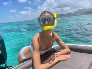 Élodie Fontan Instagram - Allez cette photo c’est cadeau ! 😂  Magique d’apercevoir ces dauphins de si près, j’aurais pu passer la journée à les regarder 💖🐬🤩 Mais j’ai fini par céder juste pour ne pas louper les petits 🐒 L’île Maurice et ses trésors ♥️ @shangrilamauritius #shangrilamauritius