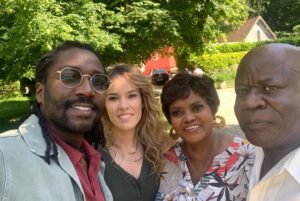 Élodie Fontan Instagram - J-1 avant la sortie de Qu’est ce qu’on a tous fait au Bon Dieu ?
🥳💃🏻🕺🏻 Quelques petites photos souvenirs avec ma super belle famille et mon fils de jeu qui est quand même une sacré bombe atomique ! 🥰 @noom_diawara @ugcdistribution #SortieCinema #comedie
