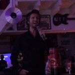 Élodie Fontan Instagram - Parce que demain soir c’est le spectacle des Enfoirés et qu’on a la chance d’avoir ce grand chanteur bilingue à nos côtés … 🎤😎 Parce qu’il avait mis une photo dossier il y a quelques années et que je ne m’étais jamais vengée … et Parce qu’il a jamais voulu que je montre ces vidéos et que j’ai hâte de voir la tronche qu’il va faire en découvrant ce post !!! 😂😂😂😂 @lacheauphilippe @enfoiresofficiel