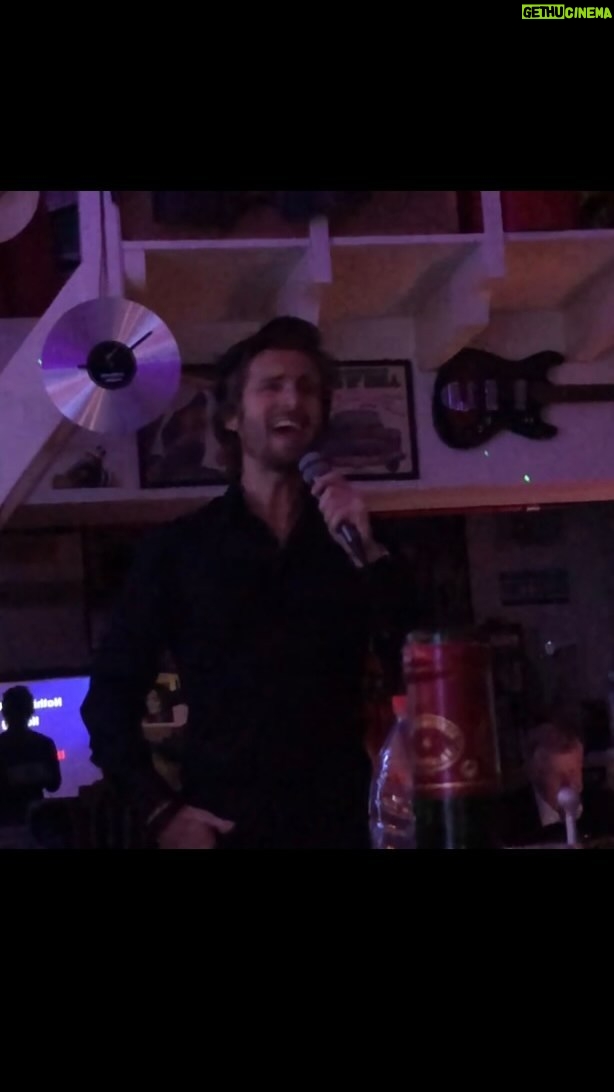 Élodie Fontan Instagram - Parce que demain soir c’est le spectacle des Enfoirés et qu’on a la chance d’avoir ce grand chanteur bilingue à nos côtés … 🎤😎 Parce qu’il avait mis une photo dossier il y a quelques années et que je ne m’étais jamais vengée … et Parce qu’il a jamais voulu que je montre ces vidéos et que j’ai hâte de voir la tronche qu’il va faire en découvrant ce post !!! 😂😂😂😂 @lacheauphilippe @enfoiresofficiel