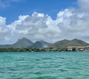 Élodie Fontan Instagram - Me suis envolée vers un petit coin de Paradis 🏝️🌺🥰 Tellement amoureuse de cette île 💖 @shangrilamauritius  #IleMaurice #findyourshangrila #shangrilamauritius