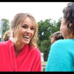 Élodie Fontan Instagram - Fou rire quotidien avec ma meilleure partenaire de folie @lou_hamel 😁 Je vais la mettre dans mon contrat, je tourne plus sans cette habilleuse ! 🥰💖 Et puis il n’y a qu’elle pour me trouver un peignoir pareil ! 😄 #Alibi.com2 merci @skript_fr pour la 📸