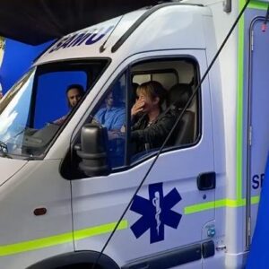 Élodie Fontan Instagram - Ne jamais tourner une scène avec nous trois après 17h !!! Sinon ça peut être très très long … 🤣🤣🤣🤣 Un camion qui couine… Un premier assistant qui fourche … Et c’est fini !! 😂🙈 Foncez voir « Super Heros Malgré Lui » ce week end pour rire comme nous ! 🤩😉