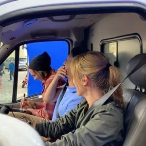 Élodie Fontan Instagram - Ne jamais tourner une scène avec nous trois après 17h !!! Sinon ça peut être très très long … 🤣🤣🤣🤣 Un camion qui couine… Un premier assistant qui fourche … Et c’est fini !! 😂🙈 Foncez voir « Super Heros Malgré Lui » ce week end pour rire comme nous ! 🤩😉