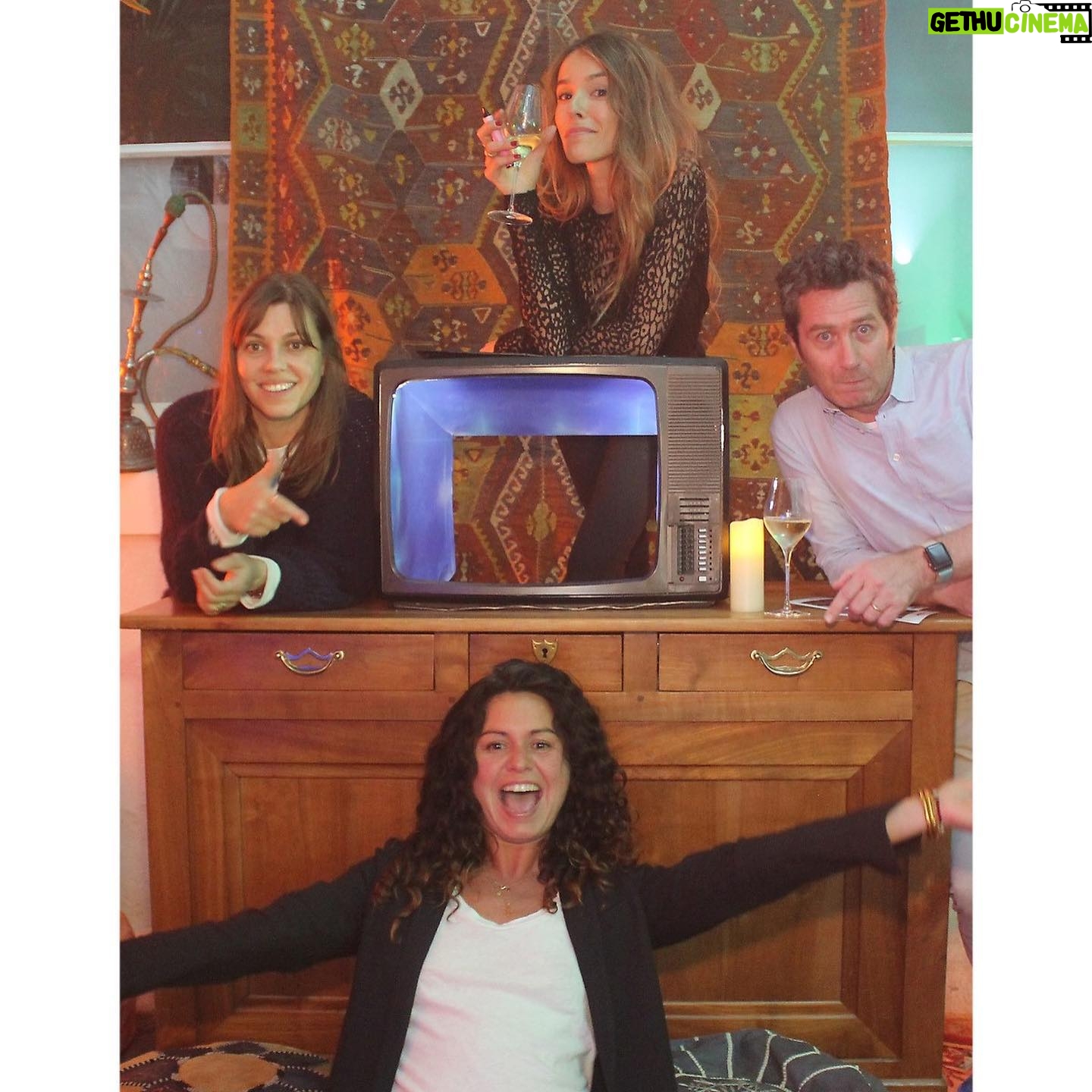 Élodie Fontan Instagram - About last night … 😍💃🏻🕺🏻✨📸🤪💖 Un Photo Booth et ca nous fait la soirée 😂 #OnABeaucoupRi @lou_hamel @seize.12 @pierricgantelmidille