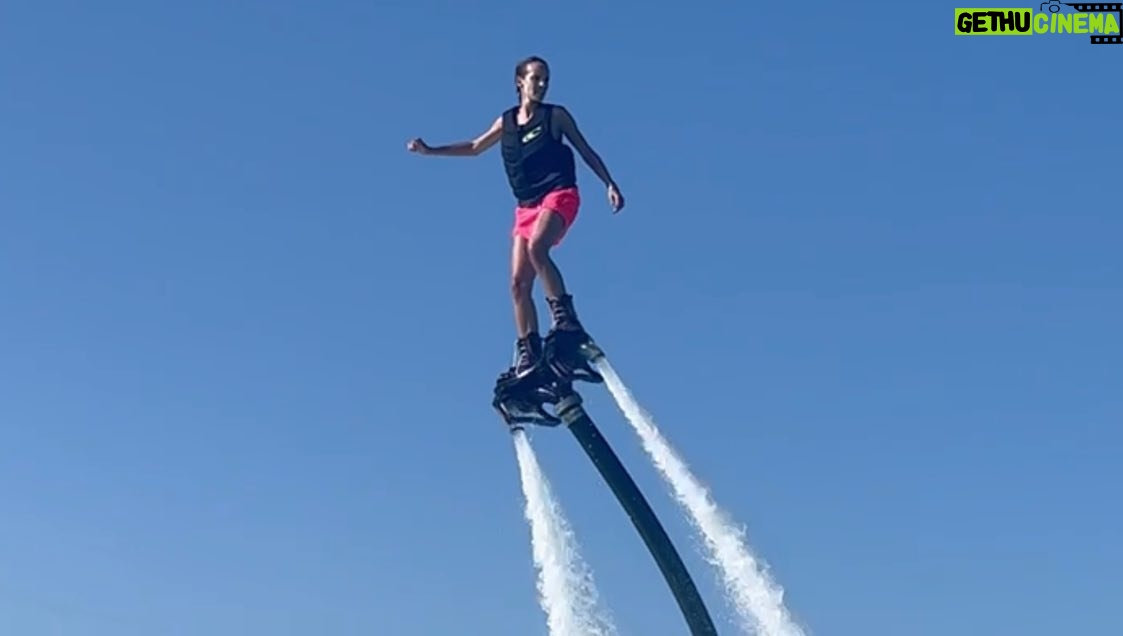 Élodie Fontan Instagram - Mais tellement génial !!!! Merci Ramzy et @chevillardsophie pour cette super découverte ! C’était dément 🤩😍🏂🏝🌞 Sous les encouragements de @medi.sadoun et @eleonore_brito_mendes 😄🥰 je vous ai même laissé le petit cri final 😂