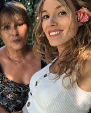 Élodie Fontan Instagram - Ce lien si fusionnel qui n’a pas besoin de mots … Bonne fête ma merveilleuse maman ♥️ Je t’aime si fort
