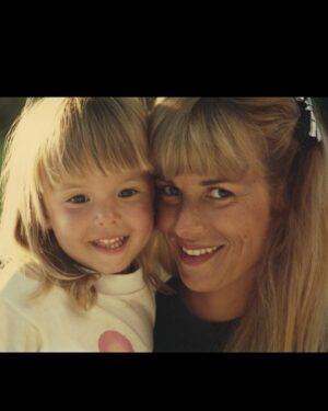 Élodie Fontan Instagram - Ce lien si fusionnel qui n’a pas besoin de mots … Bonne fête ma merveilleuse maman ♥️ Je t’aime si fort