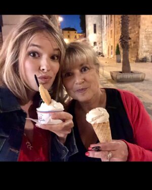 Élodie Fontan Instagram - Ce lien si fusionnel qui n’a pas besoin de mots … Bonne fête ma merveilleuse maman ♥️ Je t’aime si fort