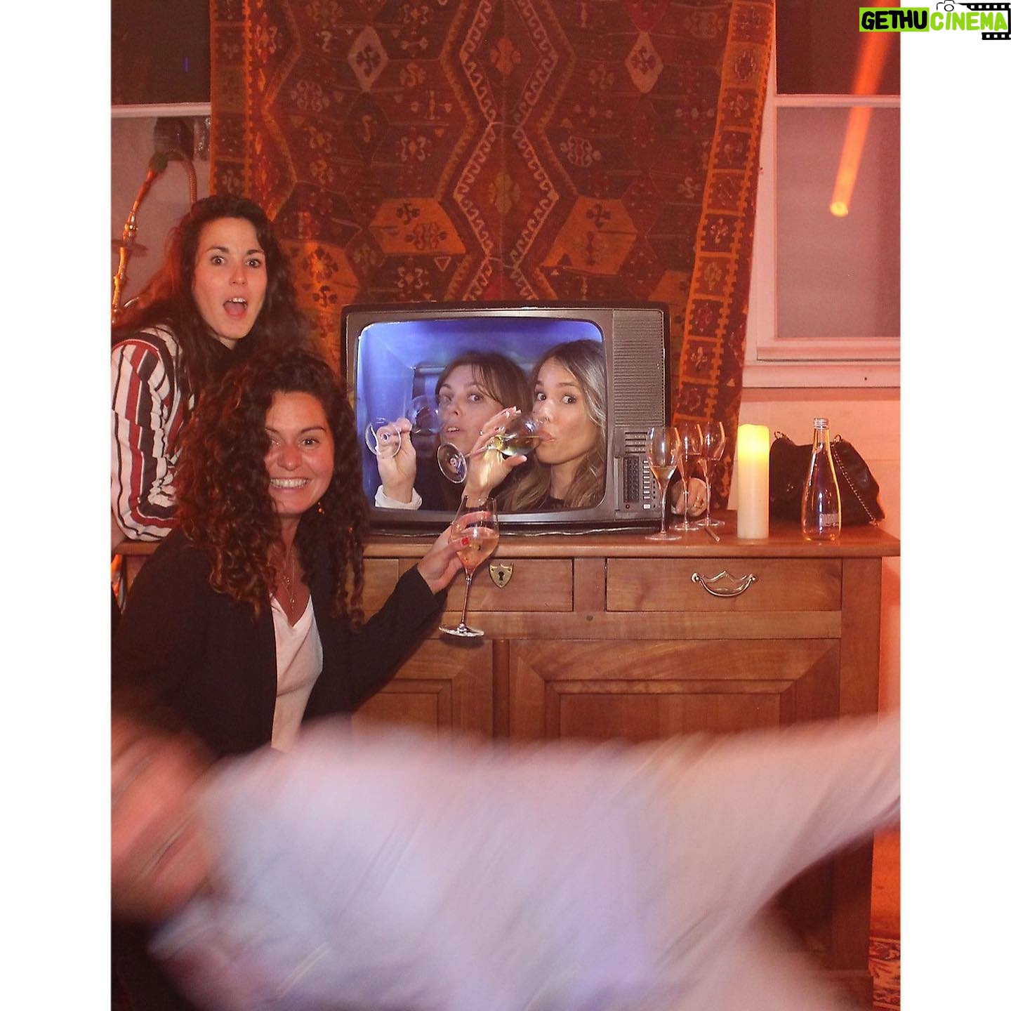 Élodie Fontan Instagram - About last night … 😍💃🏻🕺🏻✨📸🤪💖 Un Photo Booth et ca nous fait la soirée 😂 #OnABeaucoupRi @lou_hamel @seize.12 @pierricgantelmidille