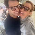 Élodie Gossuin Instagram - Mon Loup versus c’est flou … 😎🥸 Quand tu bascules du côté obscur de la force de l’âge …en mode verres progressifs c’est la claque 🫣😂 Mais toujours ensemble 20 ans après et Matchy Matchy by @afflelou . Team lunettes ou pas 🤓? #tbt #vieuxMariés