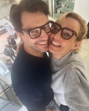 Élodie Gossuin Instagram - Mon Loup versus c’est flou … 😎🥸 
Quand tu bascules du côté obscur de la force de l’âge …en mode verres progressifs c’est la claque 🫣😂
Mais toujours ensemble 20 ans après et Matchy Matchy by @afflelou 
.
Team lunettes ou pas 🤓? 

#tbt #vieuxMariés