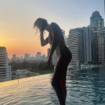 Élodie Gossuin Instagram - Le pays du 𝓼𝓸𝓾𝓻𝓲𝓻𝓮 ツ 🆃🅷🅰︎🅸̈🅻🅰︎🅽🅳🅴 J’en ai tellement rêvé… vivre ce rêve en famille, ici avec mes Vies 😍 Personnalisé pour notre tribu by @tourlane , encore mieux que tout ce qu’on s’est imaginé 🤩🤩🤩 📍 @sindhornkempinski #Tourlane #Tribu246#HappyFamily #CollaborationCommerciale