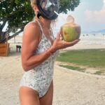Élodie Gossuin Instagram - 𝓡𝓮𝓼𝓽𝓮𝓻 𝓵𝓪̀ ꕥ À jamais gravé dans nos têtes et nos cœurs 🥰🇹🇭 Mais il est temps de sortir du hamac, bye les tongs, bonjour baskets et cartables !!! C’est la reprise pour tout le monde 💪🏼🏫🖊️📚 bisous forts chez vous 🩷