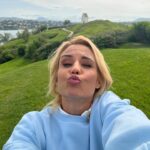 Élodie Gossuin Instagram – 🎥 Coulisses Tournage 

À retrouver bientôt sur @m6officiel 
Que la France est belle 🇫🇷 

Milesker amis basques 🩷
Et semaine prochaine on reprend les mêmes et on recommence 🙌 #Tournage #TeamMagique 😉⚓️🎬

Sondage : à votre avis dans quelle région ? 😘💌