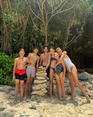 Élodie Gossuin Instagram - 𝓡𝓮𝓼𝓽𝓮𝓻 𝓵𝓪̀ ꕥ

 À jamais gravé dans nos têtes et nos cœurs 🥰🇹🇭

Mais il est temps de sortir du hamac, bye les tongs, bonjour baskets et cartables !!! 
C’est la reprise pour tout le monde 💪🏼🏫🖊️📚 bisous forts chez vous 🩷