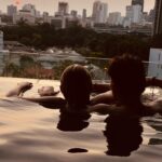 Élodie Gossuin Instagram - Le pays du 𝓼𝓸𝓾𝓻𝓲𝓻𝓮 ツ 🆃🅷🅰︎🅸̈🅻🅰︎🅽🅳🅴 J’en ai tellement rêvé… vivre ce rêve en famille, ici avec mes Vies 😍 Personnalisé pour notre tribu by @tourlane , encore mieux que tout ce qu’on s’est imaginé 🤩🤩🤩 📍 @sindhornkempinski #Tourlane #Tribu246#HappyFamily #CollaborationCommerciale