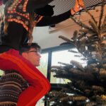 Élodie Gossuin Instagram – 🎄Notre beau sapin 🎅🏻 

Au moins lui il est prêt, pour le reste, il reste encore 5 jours, je suis large 🫠🫣 

Vous en êtes où dans la prépa, les cadeaux ? Tout est prêt ou pas encore commencé ? 🎁🛍️