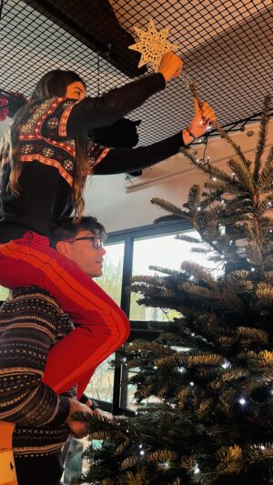 Élodie Gossuin Instagram - 🎄Notre beau sapin 🎅🏻 

Au moins lui il est prêt, pour le reste, il reste encore 5 jours, je suis large 🫠🫣 

Vous en êtes où dans la prépa, les cadeaux ? Tout est prêt ou pas encore commencé ? 🎁🛍️
