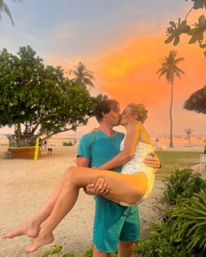 Élodie Gossuin Instagram - 𝓡𝓮𝓼𝓽𝓮𝓻 𝓵𝓪̀ ꕥ

 À jamais gravé dans nos têtes et nos cœurs 🥰🇹🇭

Mais il est temps de sortir du hamac, bye les tongs, bonjour baskets et cartables !!! 
C’est la reprise pour tout le monde 💪🏼🏫🖊️📚 bisous forts chez vous 🩷