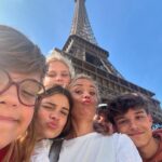 Élodie Gossuin Instagram - Bonne fête à toutes les Mamans de l’Univers, vous êtes des Queens, vous avez créé des miracles et en faites tous les jours, même en criant, en mettant des habits trop petits, en jonglant entre 10 vies, en donnant votre tel pour avoir la paix, en faisant des pâtes depuis 3 jours, vous faites de votre mieux. À nous, notre force, nos larmes d’angoisses et de fatigue, nos sourires pour leurs sourires 💌🩷 Cœur sur vous, vous êtes des Wonder Women 🩷
