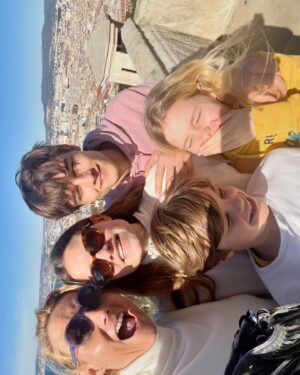 Élodie Gossuin Instagram - ⦅ 𝓕𝓪𝓶𝓲𝓵𝔂 𝓣𝓲𝓶𝓮 ❣️⦆

Pellicule provençale de notre Club des 7 ( avec Patate 🐶 ) ☀️🫶🏻 

📍 @lefregateprovence