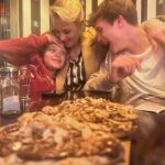 Élodie Gossuin Instagram - 𝓜𝓮𝓼 𝓕𝓲𝓵𝓼 𝓶𝓮𝓼 𝓑𝓪𝓽𝓪𝓲𝓵𝓵𝓮𝓼 💙💙 Votre dessert préf ? 🧇🍦🍪 Bataille Time pour le chocolat Ou quand t’arrives à capturer pour une fois les moments au parfait timing 📸😍 #InstantMignon #MamanComblée #MesPrinces