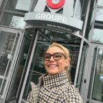 Élodie Gossuin Instagram - 🎞️ Dans ma pellicule cette semaine 🙂‍↔️ 🚝 : TER For Ever 🫣 : Mode Printemps 2k24 📻 : Mon Rêve Réalité #RadioGaga 💭 . Stop ou Encore Encore Encore 🥹 @rtl_france 🍔 : by @bertrandlacherie 🤤 👧🏼 : Toujours garder son sérieux 😂 🎥 : Ma Deuxième famille @m6officiel 🥦 : Les brocolis c la vie (ou pas 🤷🏻‍♀️). Merci à Snap d’occuper nos enfants dans les salles d’attente de médecins 🙏🏻👍  🎬 : Clap ça tourne 🥳 : Bonnes vacances, enfin à nous la zone B 😅🤗 🧳 : Valise en cours , départ pour la Thaïlande avec @tourlane en tribu 🤩🌴✈️