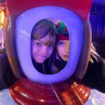 Élodie Gossuin Instagram – 🎅🏻 Ohohoh 🎅🏻 

Prépa Noël : vous êtes prêts, un peu, beaucoup, passionnément, pas de tout ? 🌟

Perso, j’adore la magie des fêtes en tribu 💫 , le marché de Noël ça réchauffe le cœur 😉. Cher Père Noël, la magie opère encore et toujours 🌟

📍chez nous : Compiègne notre Reine 
& Merci du fond du coeur  @shop_in_compiegne pour vos sourires . Bon marathon 🎅 à vous amis commerçants & forains 🎁

#FamilleNombreuseHeureuse ❤️
#Noel2023