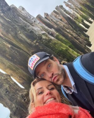 Élodie Gossuin Instagram - ♡ 𝓐̀ 𝓷𝓸𝓼 20 𝓪𝓷𝓼 ∞

𝐸𝓃𝓈𝑒𝓂𝒷𝓁𝑒 ❤️
À notre Vie, les hauts incommensurables, les bas démesurés, les moyens soporifiques.
À nos silences si bruyants, nos discussions feutrées, ta folie si libérée, tes manies Marvel et du rangement psychorigide du lave-vaisselle, 
À ta façon d’être relou, à la mienne d’être chiante et surtout… vive l’Amour ❤️

Merci à Mamie et Papy qui gardent nos 4 merveilles 🙏🏻🫶. 

À nos rares moments si précieux en amoureux 
📍À @thermesmarins_saintmalo pour cet écrin au-delà de nos rêves 💭 🫶🌊🦪🦦🪸🧜‍♀️🧜‍♂️⚓️ #invitation #20ans #Am