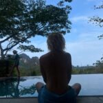 Élodie Gossuin Instagram - 𝓡𝓮𝓼𝓽𝓮𝓻 𝓵𝓪̀ ꕥ À jamais gravé dans nos têtes et nos cœurs 🥰🇹🇭 Mais il est temps de sortir du hamac, bye les tongs, bonjour baskets et cartables !!! C’est la reprise pour tout le monde 💪🏼🏫🖊️📚 bisous forts chez vous 🩷