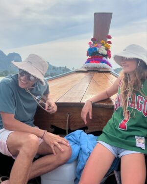 Élodie Gossuin Instagram - 𝓡𝓮𝓼𝓽𝓮𝓻 𝓵𝓪̀ ꕥ

 À jamais gravé dans nos têtes et nos cœurs 🥰🇹🇭

Mais il est temps de sortir du hamac, bye les tongs, bonjour baskets et cartables !!! 
C’est la reprise pour tout le monde 💪🏼🏫🖊️📚 bisous forts chez vous 🩷