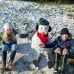 Élodie Gossuin Instagram - C’est quand même plus cool quand ils sont à l’école, on va pas se mentir ? 😂 📚 Olaf Time ⛄️ Snow KO 😵‍💫 Sensation de déjà vécu, help 🆘… école à la maison, télétravail … merci la neige. Des enfants heureux et une maman en PLS 😅… et ça recommence demain ! #Mamaîtresse #FamFolie #Round4 🫠#tbt École ou pas chez vous ? Parents prof ça se passe comment ? 🙌💪