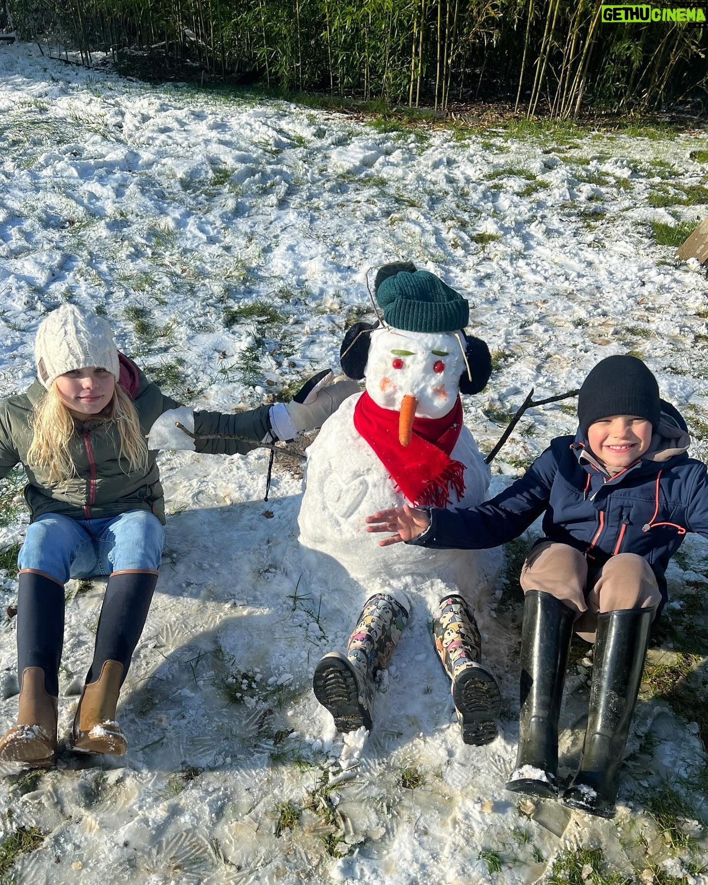 Élodie Gossuin Instagram - C’est quand même plus cool quand ils sont à l’école, on va pas se mentir ? 😂 📚 Olaf Time ⛄️ Snow KO 😵💫 Sensation de déjà vécu, help 🆘… école à la maison, télétravail … merci la neige. Des enfants heureux et une maman en PLS 😅… et ça recommence demain ! #Mamaîtresse #FamFolie #Round4 🫠#tbt École ou pas chez vous ? Parents prof ça se passe comment ? 🙌💪