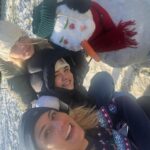 Élodie Gossuin Instagram - C’est quand même plus cool quand ils sont à l’école, on va pas se mentir ? 😂 📚 Olaf Time ⛄️ Snow KO 😵‍💫 Sensation de déjà vécu, help 🆘… école à la maison, télétravail … merci la neige. Des enfants heureux et une maman en PLS 😅… et ça recommence demain ! #Mamaîtresse #FamFolie #Round4 🫠#tbt École ou pas chez vous ? Parents prof ça se passe comment ? 🙌💪