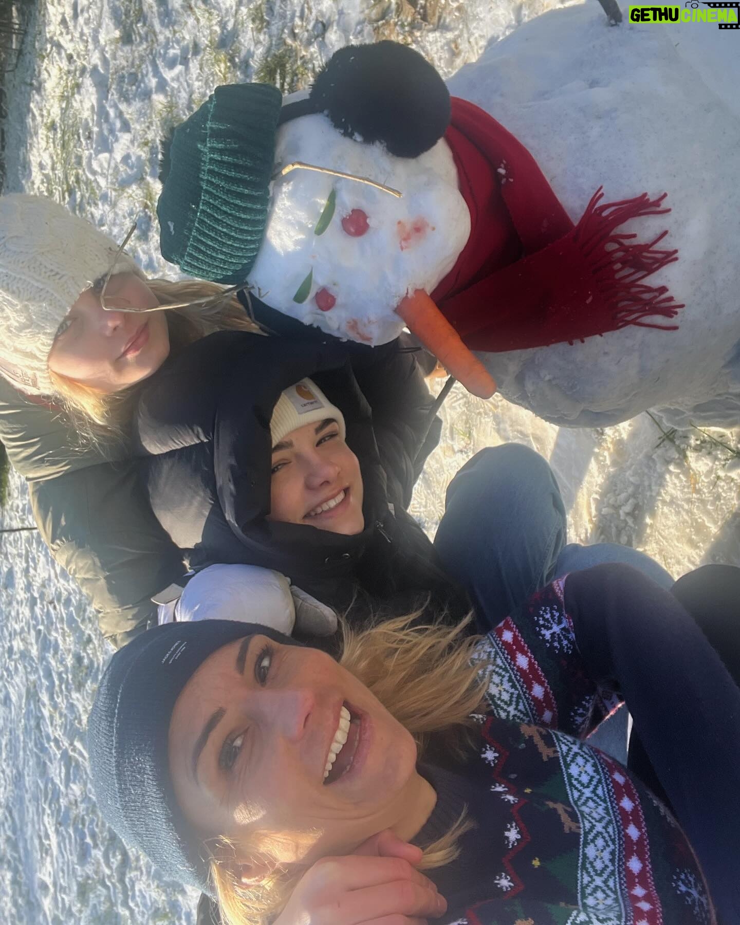 Élodie Gossuin Instagram - C’est quand même plus cool quand ils sont à l’école, on va pas se mentir ? 😂 📚 Olaf Time ⛄️ Snow KO 😵💫 Sensation de déjà vécu, help 🆘… école à la maison, télétravail … merci la neige. Des enfants heureux et une maman en PLS 😅… et ça recommence demain ! #Mamaîtresse #FamFolie #Round4 🫠#tbt École ou pas chez vous ? Parents prof ça se passe comment ? 🙌💪