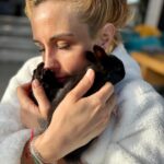 Élodie Gossuin Instagram - 3𝓮̀𝓶𝓮 𝓹𝓪𝓲𝓻𝓮 𝓭𝓮 𝓳𝓾𝓶𝓮𝓪𝓾𝔁 🥰🐰🐰 On a adopté des lapins de Pâques Pac & Man 😂❤️ Si vous leur donniez un prénom ? 😍 { Joséphine & Léonard les ont baptisés Hoppi et Hippo } 🌻 Adoption à la ferme @jardinshautefontaine . Merci à vous et 🙌 pour l’agriculture que vous représentez si bien