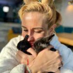 Élodie Gossuin Instagram - 3𝓮̀𝓶𝓮 𝓹𝓪𝓲𝓻𝓮 𝓭𝓮 𝓳𝓾𝓶𝓮𝓪𝓾𝔁 🥰🐰🐰 On a adopté des lapins de Pâques Pac & Man 😂❤️ Si vous leur donniez un prénom ? 😍 { Joséphine & Léonard les ont baptisés Hoppi et Hippo } 🌻 Adoption à la ferme @jardinshautefontaine . Merci à vous et 🙌 pour l’agriculture que vous représentez si bien