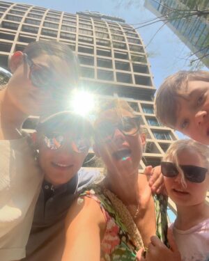 Élodie Gossuin Instagram - Le pays du 𝓼𝓸𝓾𝓻𝓲𝓻𝓮 ツ 
🆃🅷🅰︎🅸̈🅻🅰︎🅽🅳🅴

J’en ai tellement rêvé… vivre ce rêve en famille, ici avec mes Vies 😍 

Personnalisé pour notre tribu by @tourlane , encore mieux que tout ce qu’on s’est imaginé 🤩🤩🤩
📍 @sindhornkempinski 
 #Tourlane #Tribu246#HappyFamily #CollaborationCommerciale