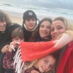 Élodie Gossuin Instagram – ✨ Douce & Merveilleuse Année 2024 ✨

De l’Amour, de la Bienveillance, des raclettes, des soirées canap en pilou pilou, des Sourires, ceux que vous aimez à vos côtés, des pleurs de joie, des apéros, des câlins, des délires, des épreuves surmontées qui rendent plus forts, des Amis toujours là, des barbecues, des dîners de 6h, la Paix perso ( et pour tous –  oui je suis Miss France😉- mais espérons et cultivons la ), des fêtes, des folies et encore des raclettes 😉 
Cœur sur vous 💕