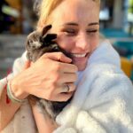 Élodie Gossuin Instagram - 3𝓮̀𝓶𝓮 𝓹𝓪𝓲𝓻𝓮 𝓭𝓮 𝓳𝓾𝓶𝓮𝓪𝓾𝔁 🥰🐰🐰 On a adopté des lapins de Pâques Pac & Man 😂❤️ Si vous leur donniez un prénom ? 😍 { Joséphine & Léonard les ont baptisés Hoppi et Hippo } 🌻 Adoption à la ferme @jardinshautefontaine . Merci à vous et 🙌 pour l’agriculture que vous représentez si bien