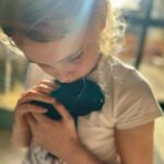 Élodie Gossuin Instagram - 3𝓮̀𝓶𝓮 𝓹𝓪𝓲𝓻𝓮 𝓭𝓮 𝓳𝓾𝓶𝓮𝓪𝓾𝔁 🥰🐰🐰 On a adopté des lapins de Pâques Pac & Man 😂❤️ Si vous leur donniez un prénom ? 😍 { Joséphine & Léonard les ont baptisés Hoppi et Hippo } 🌻 Adoption à la ferme @jardinshautefontaine . Merci à vous et 🙌 pour l’agriculture que vous représentez si bien