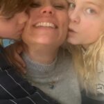 Élodie Gossuin Instagram - 𝓛𝓮 𝓶𝓮𝓻𝓬𝓻𝓮𝓭𝓲 𝓬𝓱𝓮𝔃 𝓿𝓸𝓾𝓼 ? 🌪️ ou 🚶🏻‍♀️? Perso ici c’est la course entre l’escrime, le foot, les courses, les devoirs, le travail … 💪🏼 #LaVraieVie Mon QG du moment : les vestiaires à l’escrime 🤺🤪